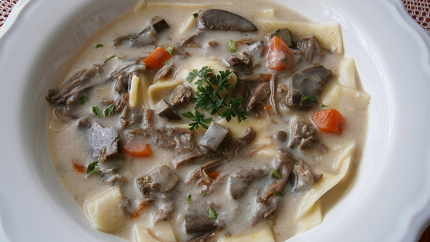 Tradiční polévka kaldoun ze zbytků pečené kachny: Zjemněná smetanou a voňavá po muškátovém oříšku chutná božsky