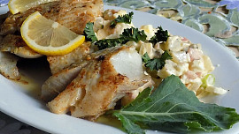 Štědrovečerní večeře pro nejmenší: Jemná rybí polévka, ryba v papilotě s „light“ bramborovým salátem a zdravé cukroví