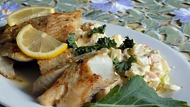 Štědrovečerní večeře pro nejmenší: Jemná rybí polévka, ryba v papilotě s „light“ bramborovým salátem a zdravé cukroví