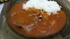 Cikánská hovězí pečeně: Šťavnaté masíčko protažené slaninou skvěle doplní lahodná lehce nakyslá zeleninová omáčka