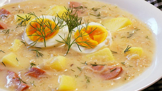 Bílá zelňačka s koprem: Výživná a voňavá polévka má šmrnc a zažene chmury i nachlazení