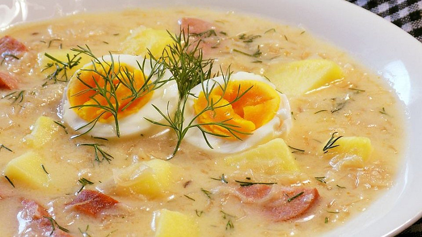 Bílá zelňačka s koprem, klobásou a vajíčkem zahřeje a zasytí a ještě krásně vypadá.