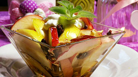 Rychlý štědrovečerní ovocný salát zvládnete připravit do 10 minut. Odlehčí jídelníček a výborně chutná