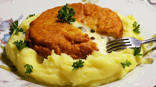 Smažený hermelín - král hospodských pochoutek: Vychutnejte si český „camembert“ ve vynikajícím pivním těstíčku