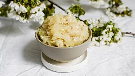 Jak na dokonalé kedlubnové zelí? Chutná skoro jako to klasické, jen je jemnější a využít do něj můžete i nať kedlubny