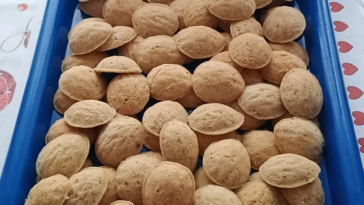 Nejoblíbenější vánoční cukroví: Světlé ořechy, které „samy“ skáčou z formiček