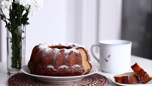 Nejjednodušší jogurtová bábovka: Vláčnou klasiku s ořechy a kakaem připravíte v pěti krocích