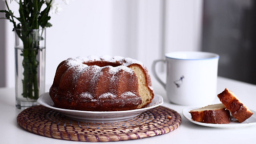 Nejjednodušší jogurtová bábovka: Vláčnou klasiku s ořechy a kakaem připravíte v pěti krocích