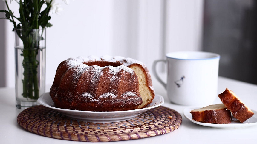 Nejjednodušší jogurtová bábovka: Vláčnou klasiku s ořechy a kakaem připravíte v pěti krocích