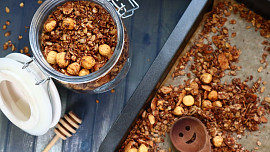 Jednoduchý jedlý dárek: Domácí granola se připravuje snadno a rychle. S kokosem a medem chutná božsky