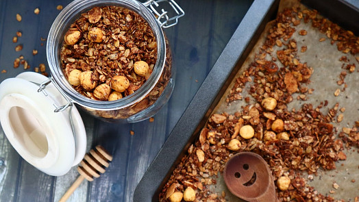 Jednoduchý jedlý dárek: Domácí granola se připravuje snadno a rychle. S kokosem a medem chutná božsky