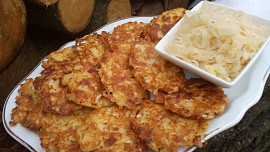 Zelňáky z kysaného zelí se sýrem: Placky provoněné česnekem a uzeným sýrem jsou krásně vláčné díky jedné ingredienci v těstě