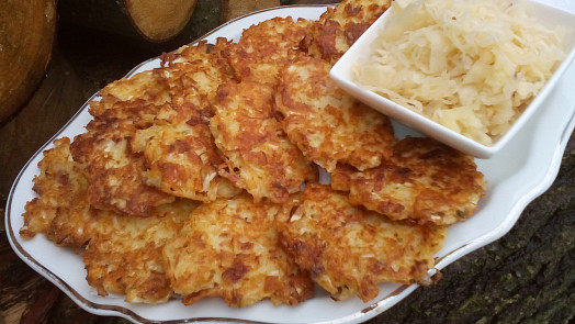 Zelňáky z kysaného zelí se sýrem: Placky provoněné česnekem a uzeným sýrem jsou krásně vláčné díky jedné ingredienci v těstě