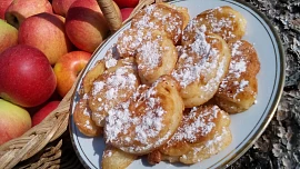 Smažená jablka v těstíčku: Bleskurychlý dezert s vůní skořice a rumu je snazší, než vypadá