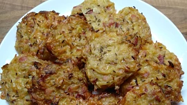 Bramborové placky se zelím: Upečené v troubě na plechu nedají tolik práce a ušetříme i olej na smažení