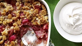 Rebarborový crumble je snadný a rychlý. Stačí vylepšit drobenku o pár ingrediencí a šťavnatá sladkokyselá chuť moučníku vás dostane