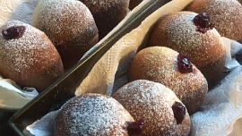 Téměř bezpracné masopustní koblihy z trouby: Ochucené vanilkou a rumem voní na dálku a jsou neskutečně nadýchané