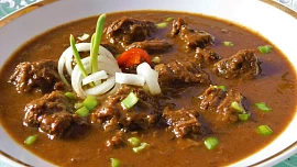 Jak na ten nejlepší hospodský guláš? Zásadní je správný poměr cibule a masa a taky použití jedné tajné přísady