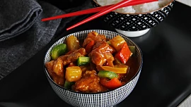 Sladkokyselé kuře je čínská klasika, Zdeněk Pohlreich to dělá jinak, s vepřovým!