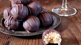 Kokosové kuličky: Nepečené cukroví je krásně vláčné a voní rumem, brusinka či rozinka dodají šťavnatost