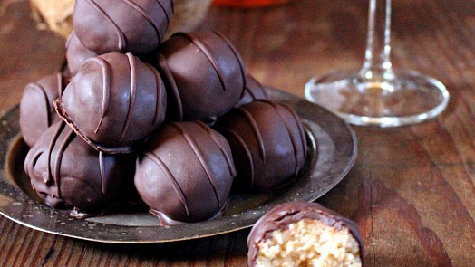 Kokosové kuličky z BeBe sušenek voní Karibikem a ozdobené čokoládou vypadají luxusně. Příprava je však snadná a levná