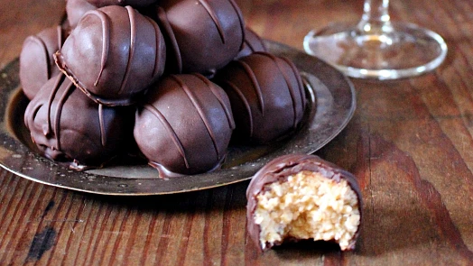 Kokosové kuličky z BeBe sušenek voní Karibikem a ozdobené čokoládou vypadají luxusně. Příprava je však snadná a levná