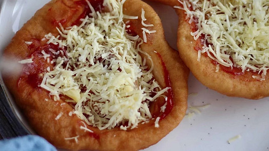 Jak na rychlý langoš ze skyru: Těsto bez kynutí máte během chvíle, horkovzdušná fritéza zaručí rovnoměrné propečení