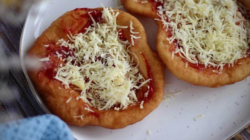 Langoše patří k nejoblíbenějších pokrmům z rychlého občerstvení. Ty domácí jsou však lepší než ty ze stánku.