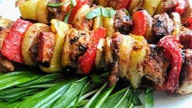 Grilování levou zadní: Na domácí grilovací směs můžete využít koření, které máte běžně doma. Maso tak bude přesně podle vaší chuti