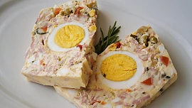 Velikonoční vaječná tlačenka: Co udělat, aby dobře ztuhla a jak ji bez úhony vyklopit?