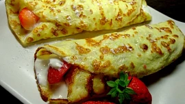 Palačinky z tvarohu a pudinku jsou díky tvarohu úžasně vláčné a nadýchané, vanilkový pudink jim dá jemnou vůni