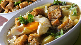 Česnečka je druhá nejlepší polévka ve střední Evropě: Odborníci ocenili její účinky proti nachlazení i kocovině