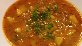 Poctivá gulášová polévka: Voní majoránkou a mletou paprikou a už jeden talíř vás nasytí