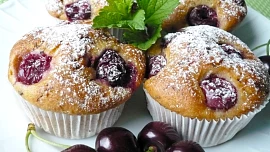 Pět třešňových dezertů: Voňavá a nadýchaná bublanina, osvěžující nepečené bábovičky nebo úžasně vláčný kakaový koláč