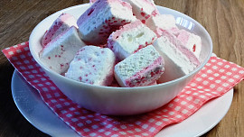 Domácí marshmallow: Pěnové bonbony si snadno vyrobíte doma, navíc je můžete ochutit přesně podle svých představ
