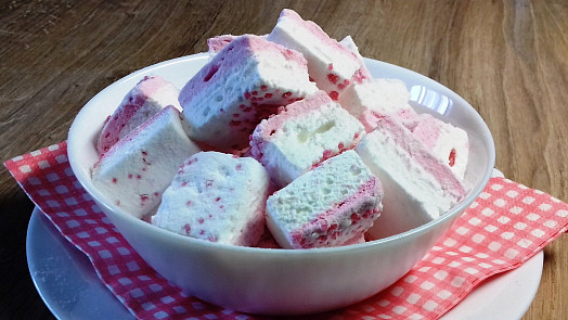 Domácí marshmallow: Pěnové bonbony si snadno vyrobíte doma, navíc je můžete ochutit přesně podle svých představ