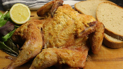Jak upéct kuře v troubě, aby chutnalo jako z grilu? Tajemstvím je pomalé pečení v pekáči s mřížkou, typickou chuť dodá směs koření