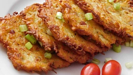 12 nejlepších receptů na bramboráky: Dáte si klasický, dýňový, mrkvový, chlebový nebo plněný zelím a škvarky?