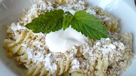 Slovenský nudlkoch aneb Nudle zapečené s povidly a ořechy mají křupavou kůrčičku a chutnají fantasticky