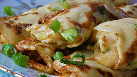 Nejsnazší kefírové palačinky naslano: Potřebujete jen pár surovin. Nadýchané těsto doplní uzený sýr i bylinky