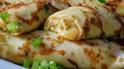 Rychlé palačinky naslano: Využijete do nich zbylý sýr, maso i zeleninu a během chvilky připravíte sytou večeři