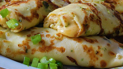 Rychlé palačinky naslano: Využijete do nich zbylý sýr, maso i zeleninu a během chvilky připravíte sytou večeři