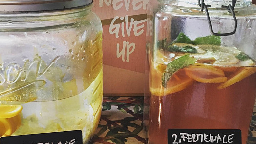 Hitem letošní léta je tibi limonáda: Fermentovaný nápoj plný bublinek a života si zamilujete, třeba ve verzi s citrusy