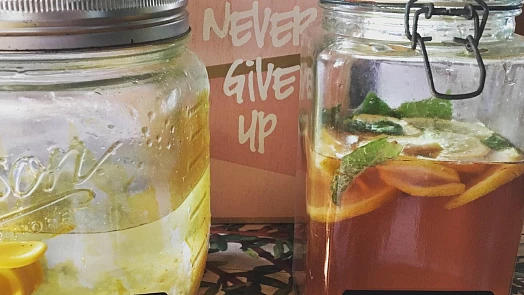 Hitem letošní léta je tibi limonáda: Fermentovaný nápoj plný bublinek a života si zamilujete, třeba ve verzi s citrusy