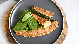 Zapečená plněná cuketa: Kvalitní mleté maso je základ, chuť dodají provensálské bylinky a česnek, výrazné aroma strouhaný sýr