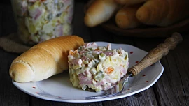 Vlašský salát podle normy ČSN: Důležité je dodržet správný poměr surovin, dochucovat postupně a výsledek bude perfektní