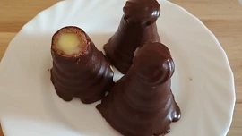 Retro zákusek: Na likérových špičkách si pochutnáváme již přes šedesát let. S trochou šikovnosti je zvládnete i doma