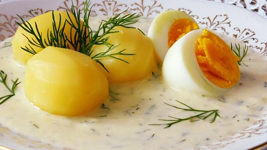 Jak vmíchat zakysanou smetanu do omáčky nebo polévky? Tento snadný fígl zajistí, že se vám už nikdy nesrazí