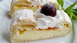 Tvarohovo pudinkové řezy z listového těsta: Nadýchaný vláčný dezert s jemnou náplní chutná božsky a zvládne ho i začátečník