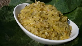 Cuketové zelí s osmaženou cibulkou a dochucené octem a kmínem chutná jako to pravé. Navíc využijete i přerostlé cukety